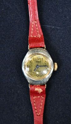 gros plan d'une montre-bracelet sur une surface noire