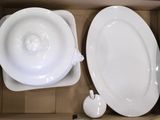 deux assiettes blanches et un bol dans une boîte