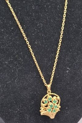 Chaîne et pendentif en or jaune 750/°° figurant un panier fl…
