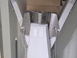une machine posée sur le sol d'une pièce