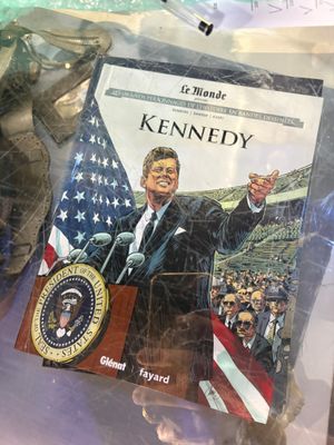 une photo d'un livre sur lequel figure une photo du président Kennedy