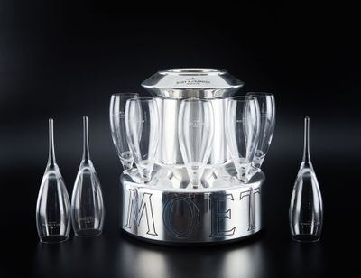 une image représentant un ensemble de vases en cristal posés sur une table