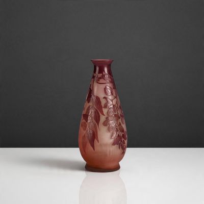 un vase en verre violet posé sur une table blanche, sur fond noir