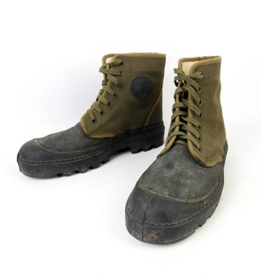 une image représentant une paire de bottes militaires sur fond blanc