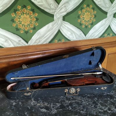 un étui à violon posé sur une table, contenant un violon