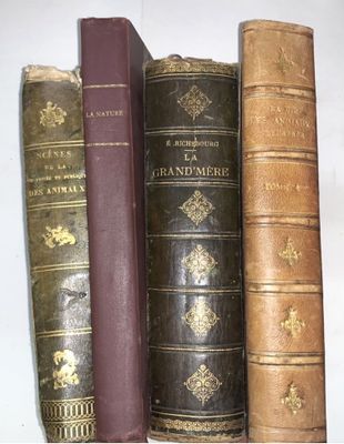 plusieurs vieux livres sont alignés sur une étagère, les uns à côté des autres