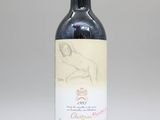 l'image d'une bouteille de vin posée sur une table
