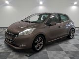la voiture marron est garée dans le garage sur un sol en damier
