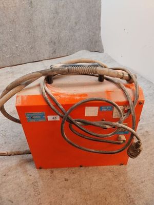 un gros plan d'une boîte orange surmontée d'un tuyau