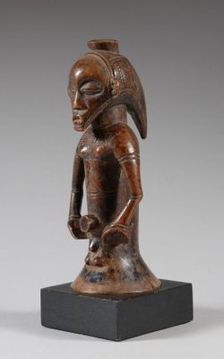 une statue en bronze représentant un homme portant un casque sur la tête