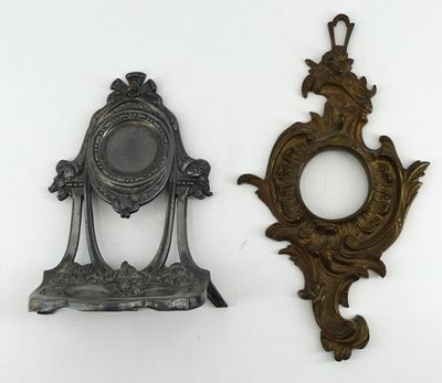 deux miroirs posés l'un à côté de l'autre sur une table