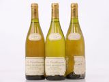 trois bouteilles de vin posées sur une table l'une à côté de l'autre
