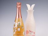 une bouteille de champagne et une bouteille de vin côte à côte
