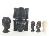 un ensemble de statues assises les unes à côté des autres