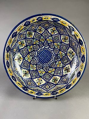 Gothar Plat pour la pastilla en faïence polychrome à décor d…