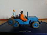 figurine représentant un homme et une femme dans une jeep bleue