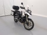 une moto garée dans une pièce aux murs blancs