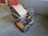 une petite machine qui se trouve dans un garage