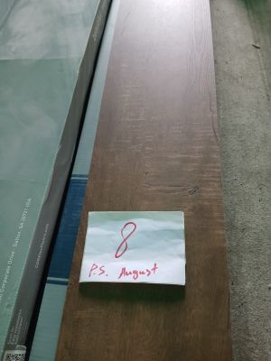 une feuille de papier posée sur une table