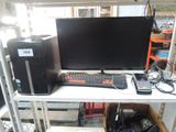 un bureau sur lequel se trouvent un ordinateur, un clavier, une souris et d'autres appareils électroniques