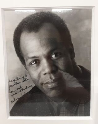 GLOVER Danny (1946). Photographie N&B signée de la main de D…