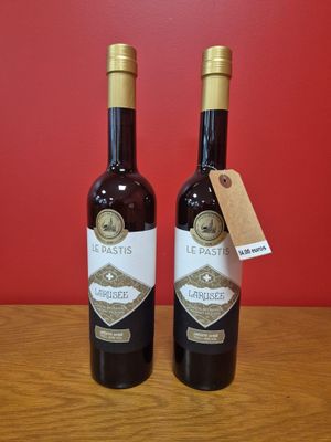 deux bouteilles de vin posées sur une table en bois