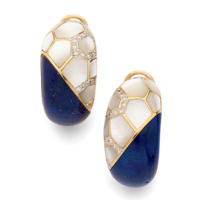 paire de boucles d'oreilles en lapis-lazuli et diamants, signée Van Cleef