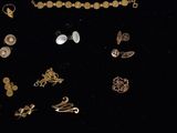 plusieurs types de bijoux sont présentés sur une surface noire