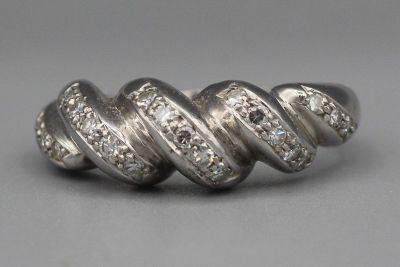 Bague Tresse en or gris ornée de lignes de brillants. P 6,2g - Photo 1