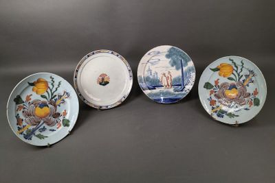 trois assiettes à motifs différents posées sur une table