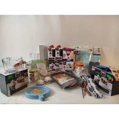 une table sur laquelle se trouvent de nombreux objets différents