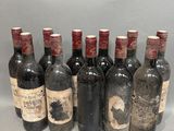 plusieurs bouteilles de vin sont alignées sur une table