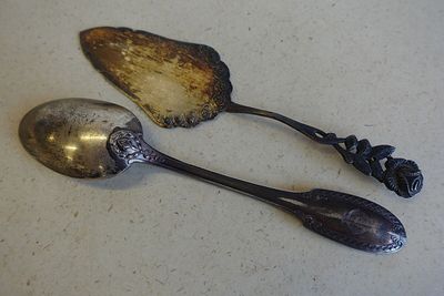 deux cuillères posées sur une table