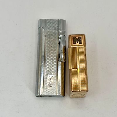 un briquet posé à côté d'un autre briquet sur une table