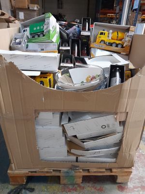 une boîte en carton contenant un certain nombre d'objets