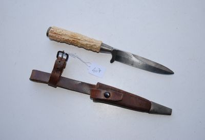 un couteau et un porte-couteau sur une surface blanche