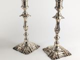 paire de chandeliers en argent sur fond blanc