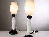 une paire de lampes de table blanches et noires posées sur une surface blanche