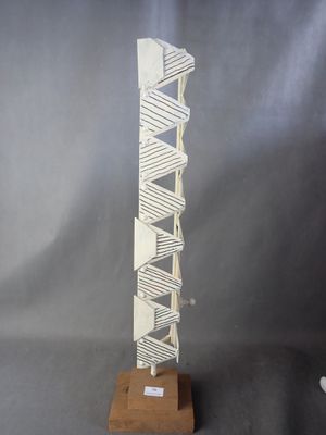 une sculpture représentant une haute tour, réalisée en papier