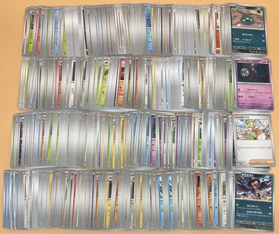 beaucoup de cartes sur la table avec beaucoup d'entre eux