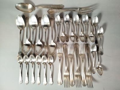 beaucoup de cuillères en argent et de cuillères sur la table