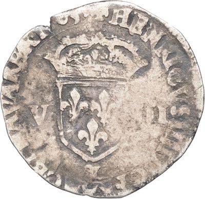 une vieille pièce d'argent surmontée d'une couronne