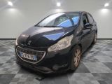 la petite voiture noire est garée dans le garage sur un sol en damier