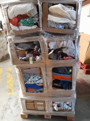 une pile de boîtes empilées les unes sur les autres