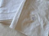 deux serviettes blanches posées sur un lit recouvert d'une couette blanche