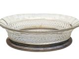 un bol en verre posé sur un dessous de verre
