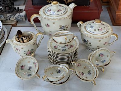 une table sur laquelle se trouvent beaucoup de plats et de tasses
