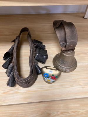 deux paires de chaussures posées par terre