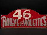 un panneau rouge sur lequel est inscrit « Rallye des Vollettes »
