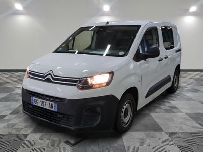 la camionnette blanche est garée sur le sol en damier d'une pièce